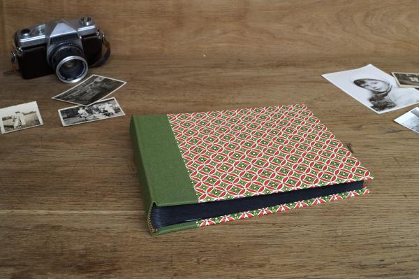 Klassisches Fotoalbum "Sepp", rot grünes Album, geometrisch